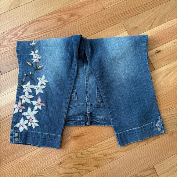 Bandolino Mandie Capri Blue Jeans with Floral Embroidery - Picture 3 of 9